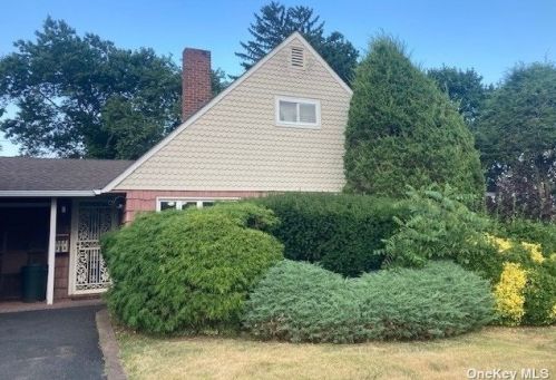 31 Cobalt Ln, Westbury, NY 11590-5705