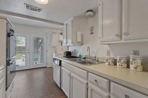 8449 Freeport Dr, Dallas TX  75228-4935 exterior