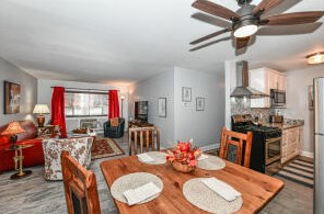 255 Elmwood Ave, Lake Geneva, WI 53147-1754