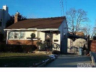 194 Park Ave, Freeport, NY 11520-4128
