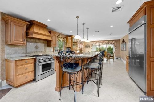 30 Oak Dr, Upper Saddle River NJ  07458-2132 exterior