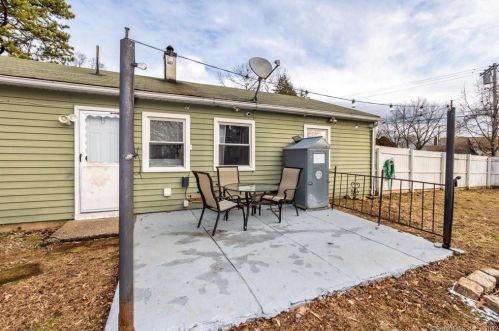 403 Litchfield Dr, Windsor Locks CT  06096-2040 exterior