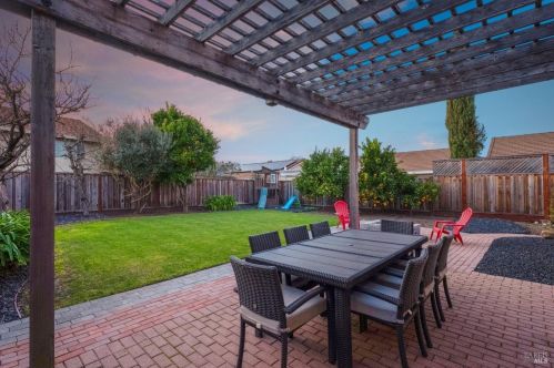 1056 Esparto Ct, Windsor CA  95492-7807 exterior
