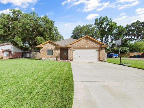241 Canterbury Dr, West Columbia, TX 77486-9697