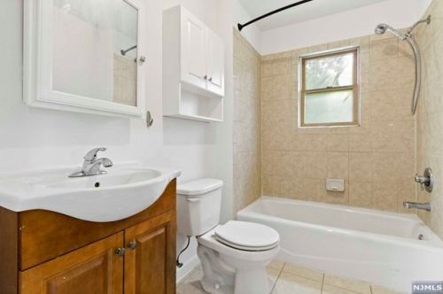 29 River Rd, Oakland NJ  07436-1912 exterior