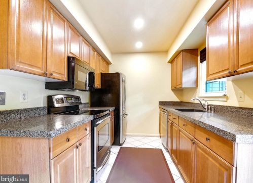 12204 Wye Oak Commons Cir, Springfield, VA 22015-2837