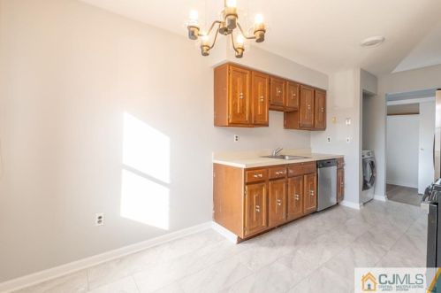 109 Sharon Garden Ct, Woodbridge NJ  07095-4308 exterior