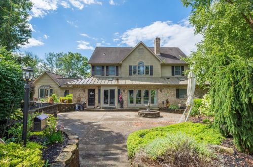 230 Sundust Rd, Eighty Four, PA 15330-2558