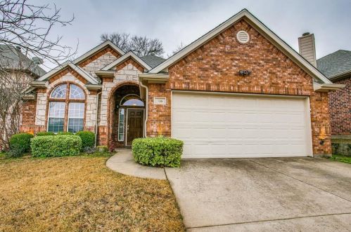 316 Park Crest Ave, Euless, TX 76039-4354