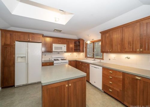 25 Arrowhead Rd, Wilton CT  06897-4402 exterior