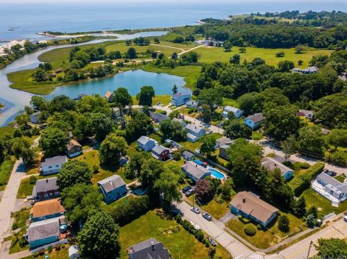 21 Greenfield St, Waterford, CT 06385-3907