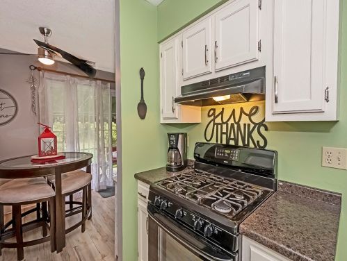 305 Canterbury Ct, Oakmont PA  15139-1177 exterior