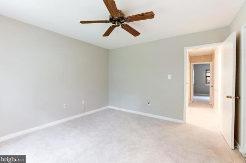 2053 Headlands Cir, Herndon VA  20191-3642 exterior