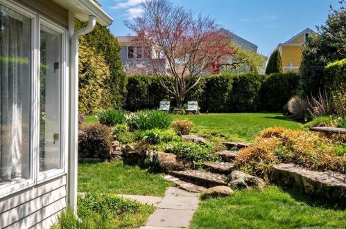 25 Water St, Stonington, CT 06378-1424