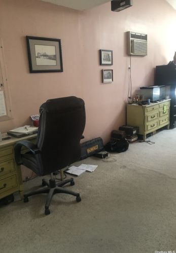 952 Washington Ave, Westbury NY  11590-6038 exterior