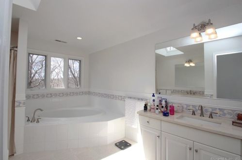 86 Blanket Mdw Rd, Upper Stepney CT 06468-1095 exterior