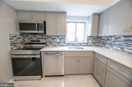 18 Manorhouse Dr, Trenton NJ  08638-1728 exterior