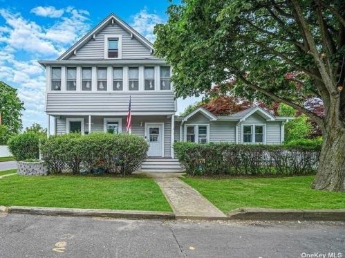 196 6th St, North Lindenhurst, NY 11757-1113