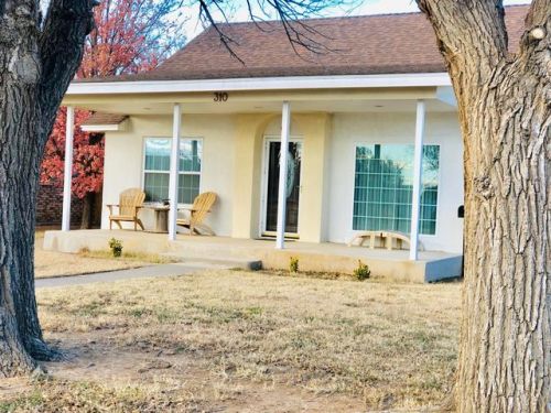 310 Beard Ave, Dumas, TX 79029-4005