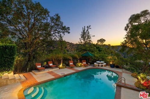 2300 Gardner Pl, Glendale CA 91206 exterior