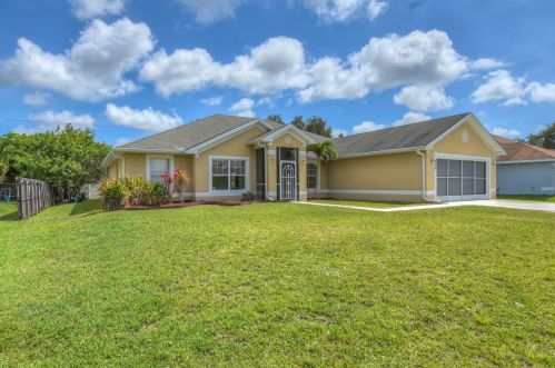 453 Dolores Ave, Fort Pierce, FL 34983-1938