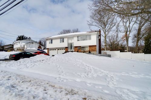 17 Gloucester Dr, Wheatley Heights, NY 11798-1207