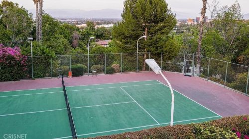 16838 Oak View Dr, Van Nuys CA  91436-3240 exterior