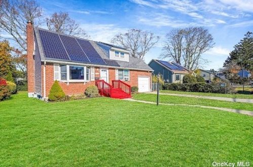 352 35th St, North Lindenhurst, NY 11757-2644