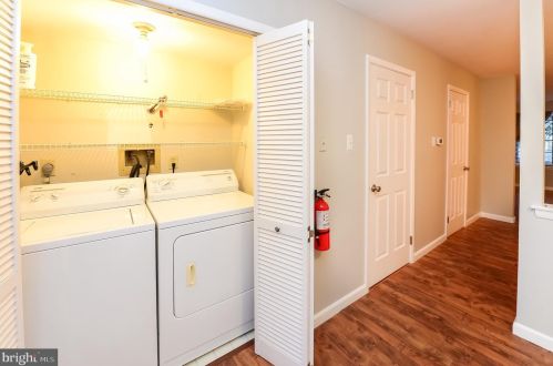 502 Essex Ct, West Deptford NJ  08051-2027 exterior