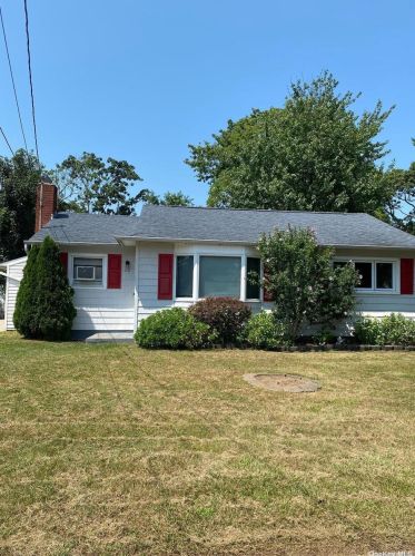 32 Washington Ave, West Sayville, NY 11796-1605