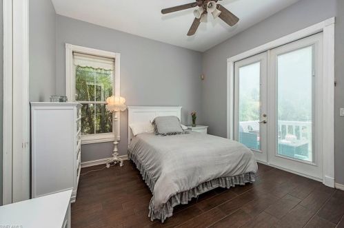 9422 Vanderbilt Dr, Naples FL  34108-2309 exterior