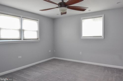 4 Guenever Dr, New Castle DE  19720-2923 exterior