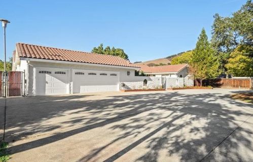2125 Green Acres Ln, Morgan Hill, CA 95037-9627