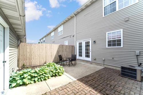 11818 Broadway, Crown Point IN  46307-8877 exterior