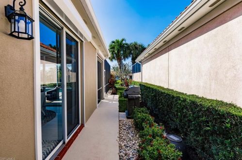 4353 Montalvo Ct, Naples FL  34109-1374 exterior