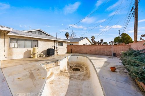 1144 Avenue, Lancaster CA exterior