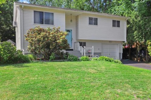 6 Country Club Ct, Norwalk, CT 06851-5601