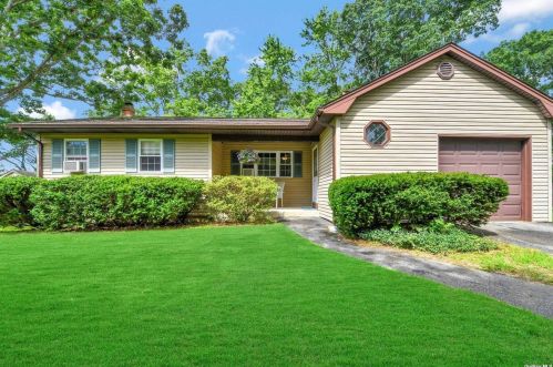 18 Central Woods Ln, Brookhaven, NY 11719-9713