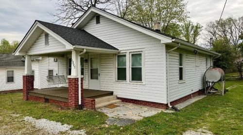 1395 Pine St, Mount Airy, NC 27030-8241