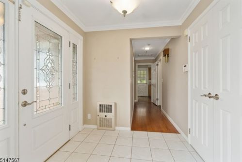 26 Reiners Rd, West Paterson, NJ 07424-2327
