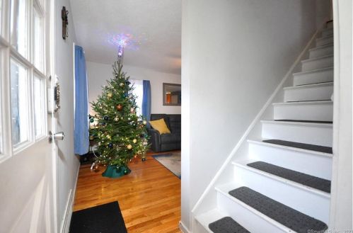 16 Oval Ln, Manchester CT  06040-4712 exterior