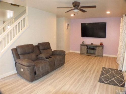 913 Kingwood St, Santa Rosa CA  95401-6509 exterior