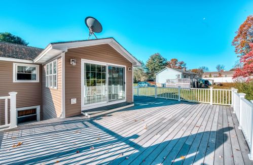 41 Carol Ave, Salem NH  03079-4466 exterior