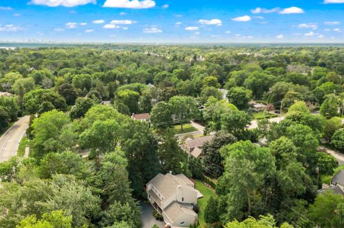 7607 Lake Dr, Milwaukee WI  53217-2909 exterior