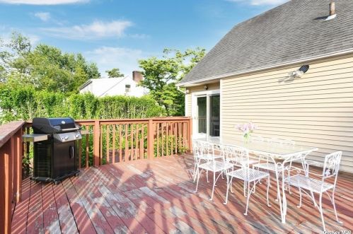 612 3rd Ave, Elwood NY  11731-3435 exterior