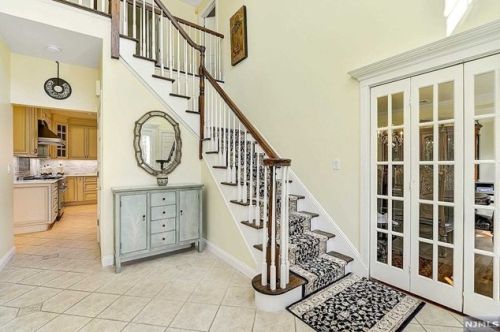 711 Anntaramiss Ln, Franklin Lakes, NJ 07417-1360