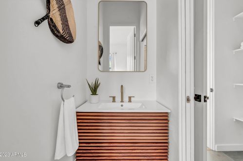 7627 22nd St, Phoenix AZ  85020-4706 exterior