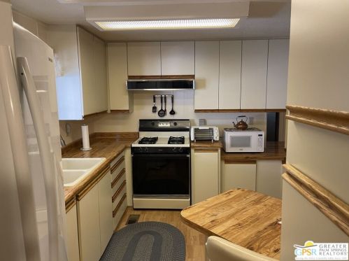 69521 Parkside Dr, Desert Hot Springs CA  92241-8719 exterior