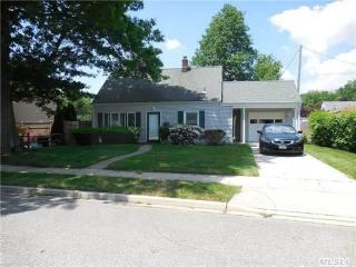 20 Lily Ln, Plainedge, NY 11756-3310