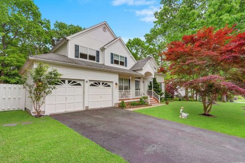 67 5th Ave, Holtsville, NY 11742-4206